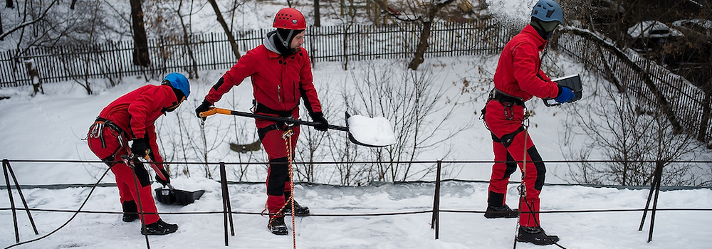 Очистка кровли от снега в Москве